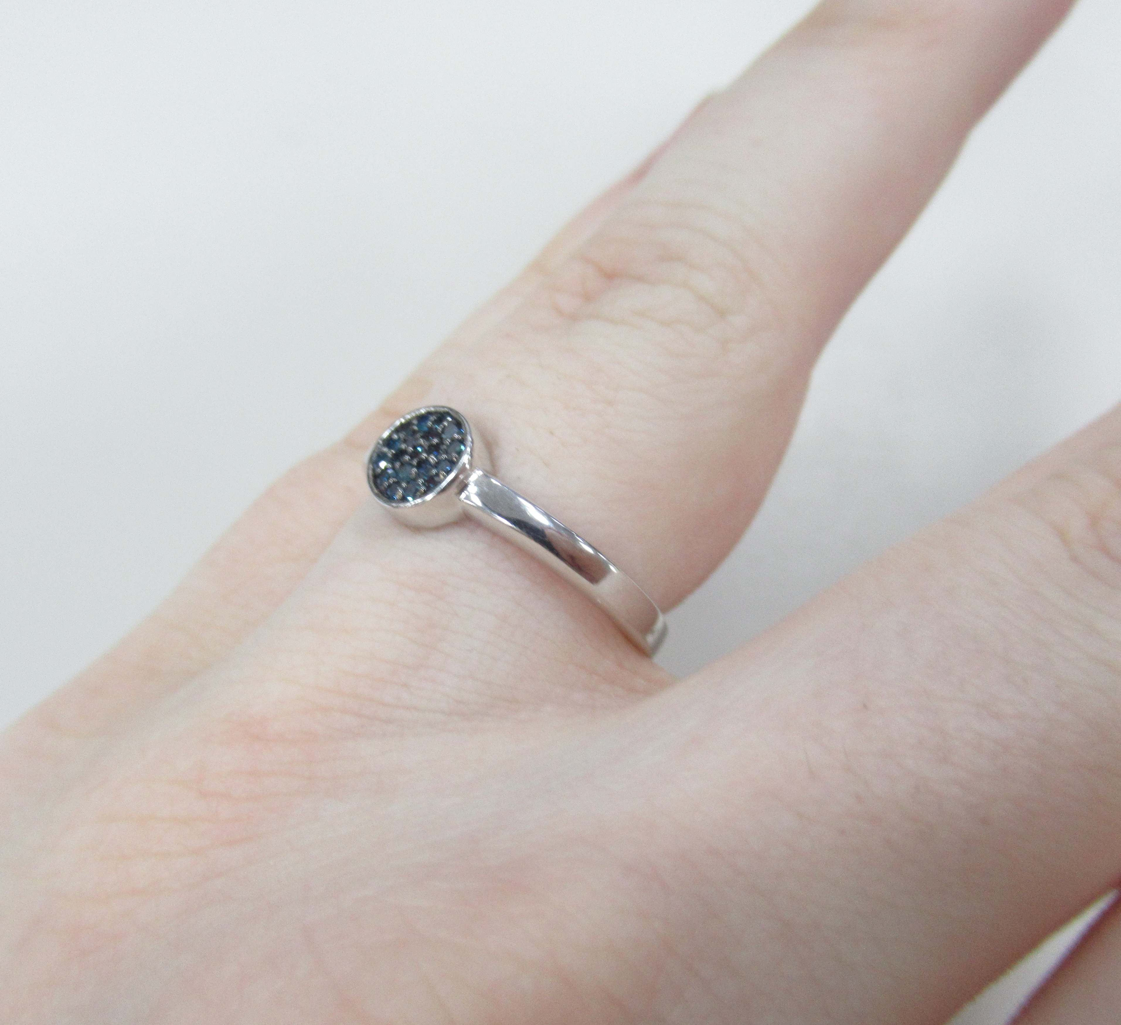 Серебряное кольцо с голубыми бриллиантами